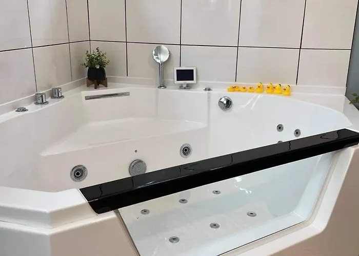 Relaxing King Suite With Jacuzzi And Pool