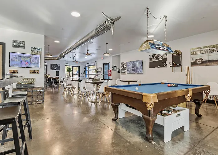 Modern Deluxe Suite For 10 With Pool
