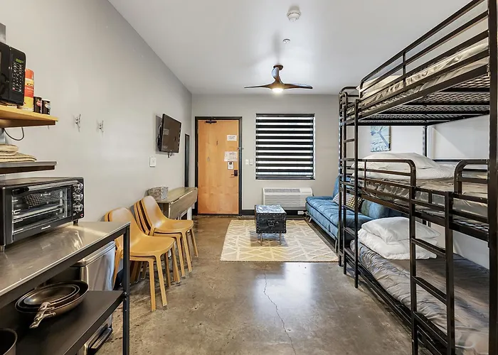 Modern Family Suite For 5 Near St Louis With Pool